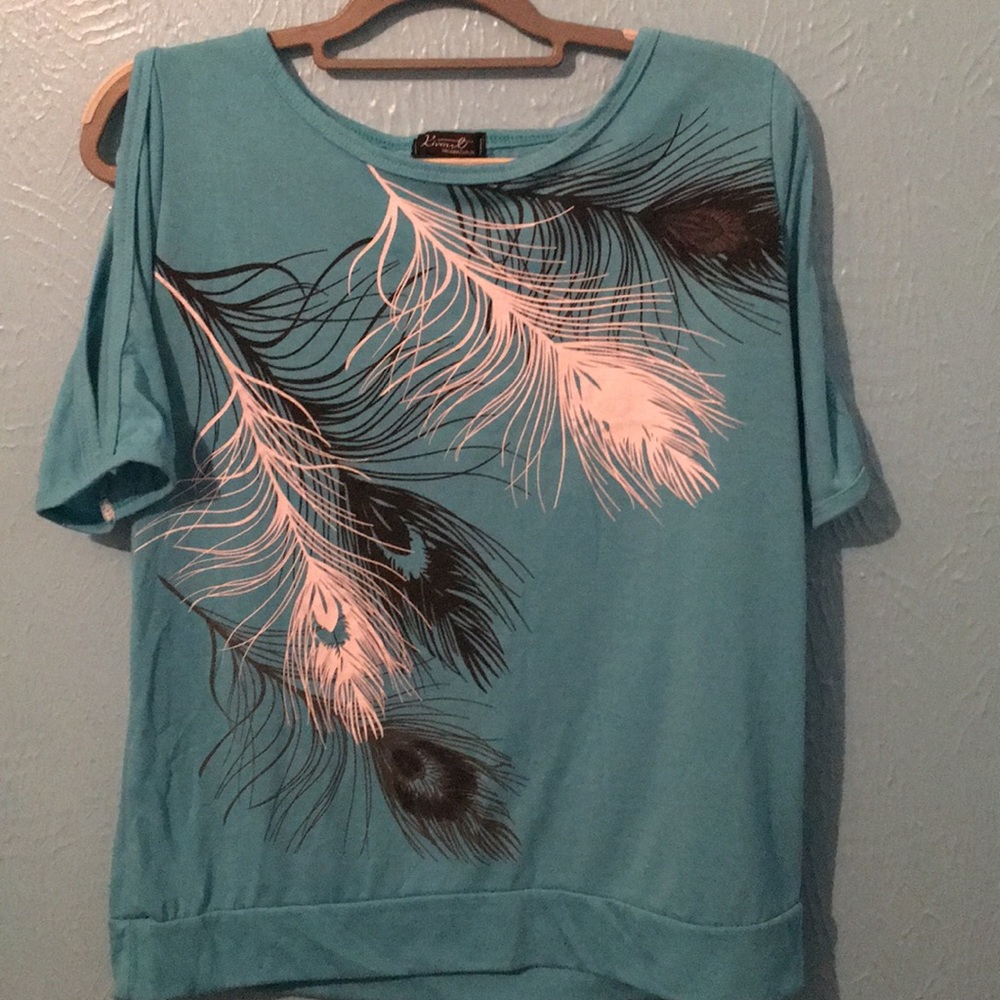 Cold shoulder top. Size large. Kivenst.